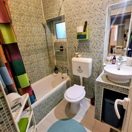 Artsy Entire House, Fully Equipped, 2 Rooms, 2 Beds, Parking, To Yourself! Boekarest