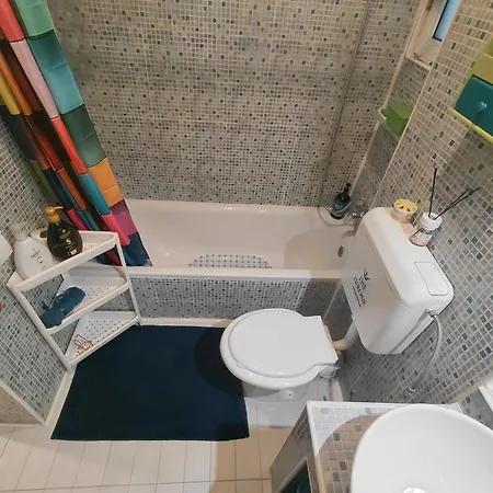 Artsy Entire House, Fully Equipped, 2 Rooms, 2 Beds, Parking, To Yourself! Vakantiehuis Boekarest