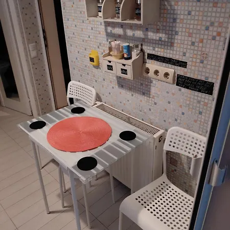 Artsy Entire House, Fully Equipped, 2 Rooms, 2 Beds, Parking, To Yourself! Boekarest