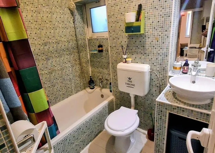 Artsy Entire House, Fully Equipped, 2 Rooms, 2 Beds, Parking, To Yourself! Bukarest