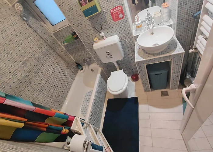 Artsy Entire House, Fully Equipped, 2 Rooms, 2 Beds, Parking, To Yourself! Nyaraló Bukarest