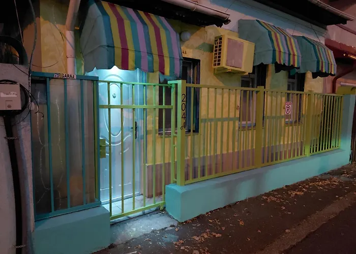 Artsy Entire House, Fully Equipped, 2 Rooms, 2 Beds, Parking, To Yourself! Bukarest