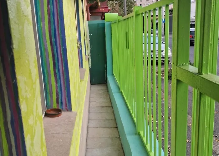 Artsy Entire House, Fully Equipped, 2 Rooms, 2 Beds, Parking, To Yourself! * Bukarest