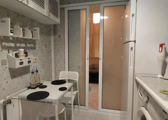Artsy Entire House, Fully Equipped, 2 Rooms, 2 Beds, Parking, To Yourself! * Bukarest