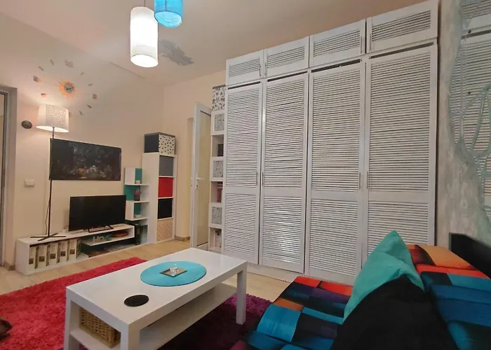Artsy Entire House, Fully Equipped, 2 Rooms, 2 Beds, Parking, To Yourself! Bukarest