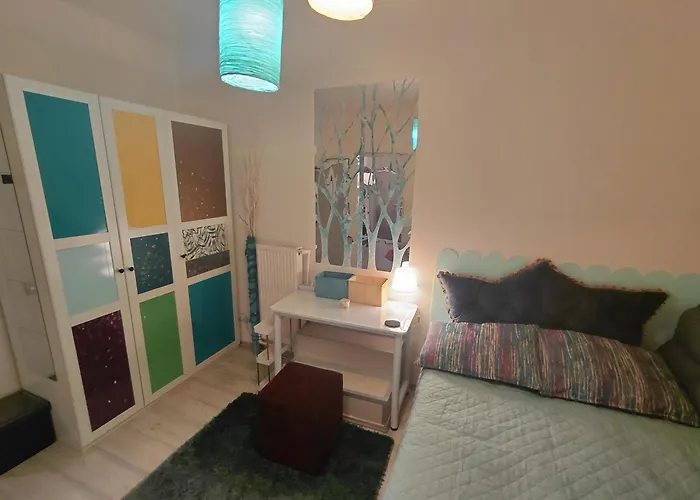Artsy Entire House, Fully Equipped, 2 Rooms, 2 Beds, Parking, To Yourself! Bukarest