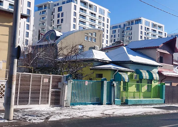 Artsy Entire House, Fully Equipped, 2 Rooms, 2 Beds, Parking, To Yourself! Bukarest