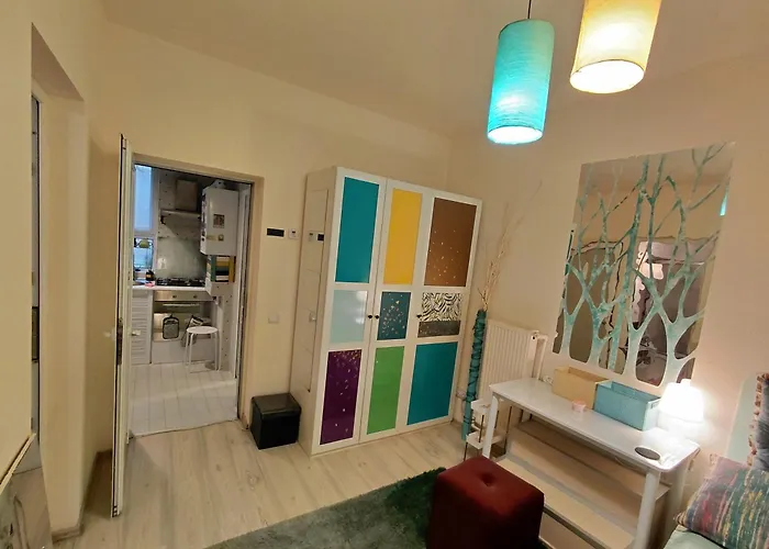 Artsy Entire House, Fully Equipped, 2 Rooms, 2 Beds, Parking, To Yourself! * Bukarest