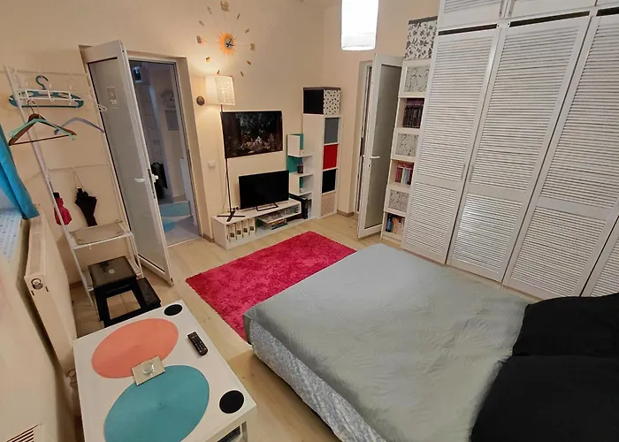 Nyaraló Artsy Entire House, Fully Equipped, 2 Rooms, 2 Beds, Parking, To Yourself! *
