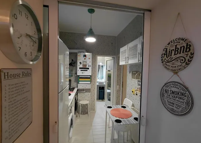 Artsy Entire House, Fully Equipped, 2 Rooms, 2 Beds, Parking, To Yourself! Bukarest