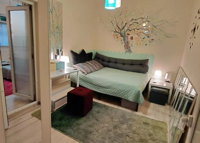 Artsy Entire House, Fully Equipped, 2 Rooms, 2 Beds, Parking, To Yourself! Bukarest
