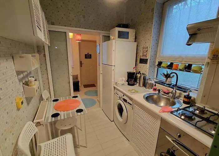 Nyaraló Artsy Entire House, Fully Equipped, 2 Rooms, 2 Beds, Parking, To Yourself! Bukarest