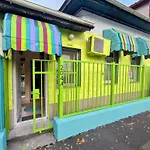 Дом отдыха Artsy Entire House, Fully Equipped, 2 Rooms, 2 Beds, Parking, To Yourself! Бухарест