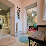 Дом отдыха Artsy Entire House, Fully Equipped, 2 Rooms, 2 Beds, Parking, To Yourself!