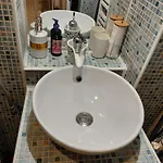 Artsy Entire House, Fully Equipped, 2 Rooms, 2 Beds, Parking, To Yourself! Дом отдыха Бухарест