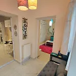 Дом отдыха Artsy Entire House, Fully Equipped, 2 Rooms, 2 Beds, Parking, To Yourself!