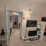 Artsy Entire House, Fully Equipped, 2 Rooms, 2 Beds, Parking, To Yourself! *