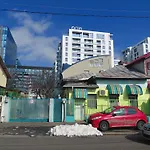 Artsy Entire House, Fully Equipped, 2 Rooms, 2 Beds, Parking, To Yourself! * Bukurešť