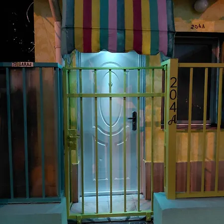 Artsy Entire House, Fully Equipped, 2 Rooms, 2 Beds, Parking, To Yourself!