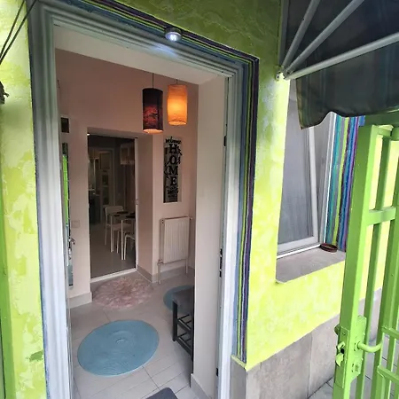 度假居 Artsy Entire House, Fully Equipped, 2 Rooms, 2 Beds, Parking, To Yourself!