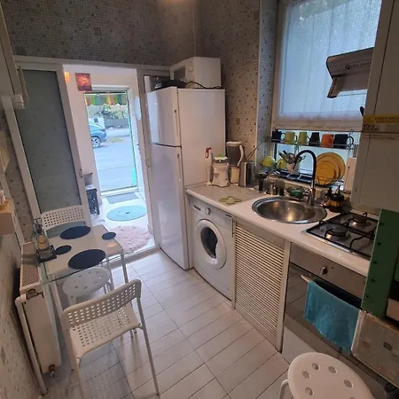 Artsy Entire House, Fully Equipped, 2 Rooms, 2 Beds, Parking, To Yourself! 度假居