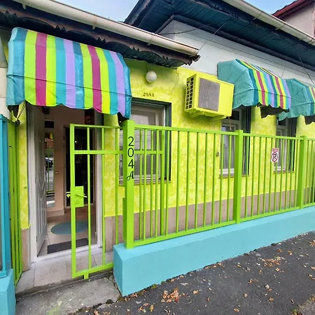 Tatil Evi Artsy Entire House, Fully Equipped, 2 Rooms, 2 Beds, Parking, To Yourself! Bükreş