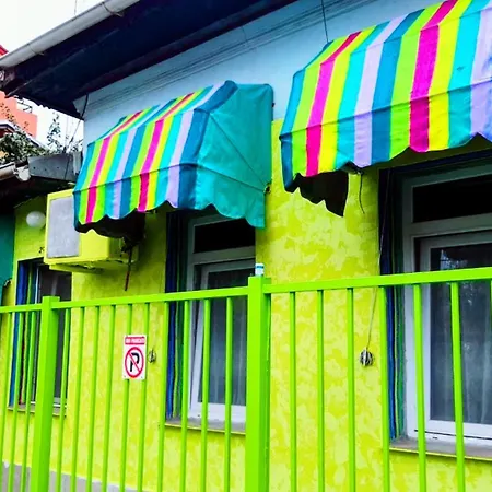 Artsy Entire House, Fully Equipped, 2 Rooms, 2 Beds, Parking, To Yourself! * Bükreş