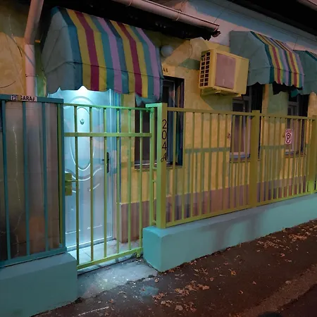 Artsy Entire House, Fully Equipped, 2 Rooms, 2 Beds, Parking, To Yourself! 布加勒斯特