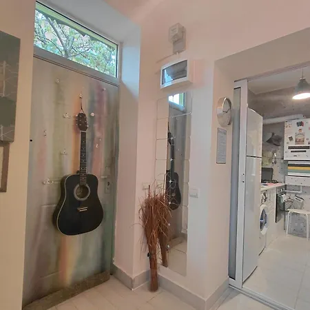 Artsy Entire House, Fully Equipped, 2 Rooms, 2 Beds, Parking, To Yourself! Bükreş