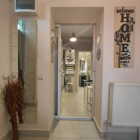 Artsy Entire House, Fully Equipped, 2 Rooms, 2 Beds, Parking, To Yourself! * Bukarest