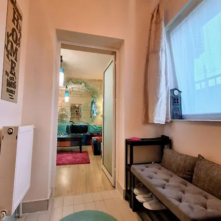 Artsy Entire House, Fully Equipped, 2 Rooms, 2 Beds, Parking, To Yourself! * Bukarest