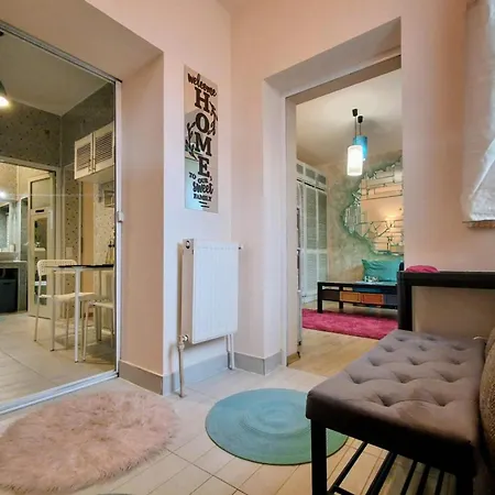 Nyaraló Artsy Entire House, Fully Equipped, 2 Rooms, 2 Beds, Parking, To Yourself!