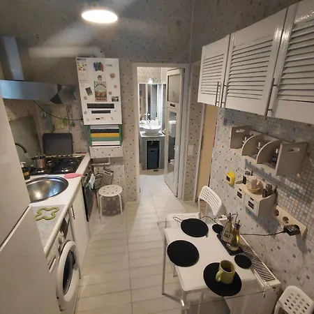 Tatil Evi Artsy Entire House, Fully Equipped, 2 Rooms, 2 Beds, Parking, To Yourself! Bükreş