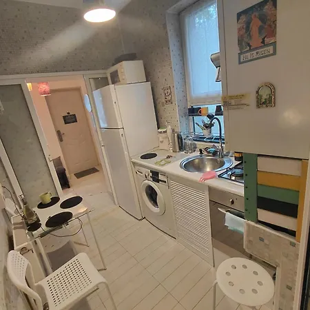 Artsy Entire House, Fully Equipped, 2 Rooms, 2 Beds, Parking, To Yourself!