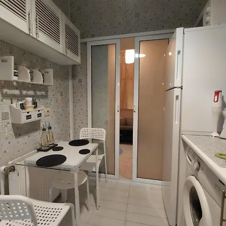 Artsy Entire House, Fully Equipped, 2 Rooms, 2 Beds, Parking, To Yourself! * Bukarest