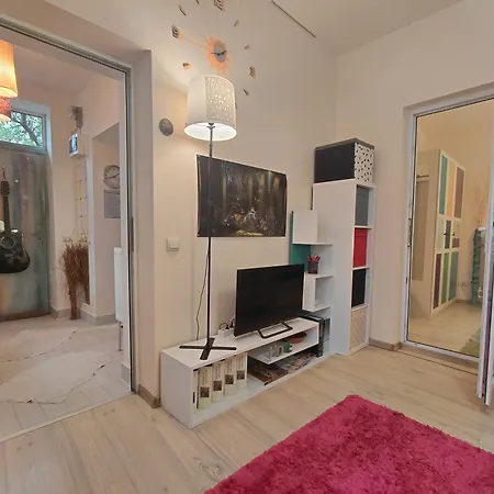 Artsy Entire House, Fully Equipped, 2 Rooms, 2 Beds, Parking, To Yourself! *