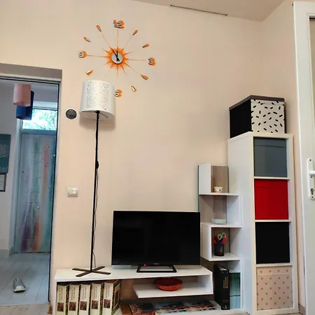 Nyaraló Artsy Entire House, Fully Equipped, 2 Rooms, 2 Beds, Parking, To Yourself!