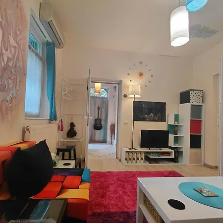 Artsy Entire House, Fully Equipped, 2 Rooms, 2 Beds, Parking, To Yourself!