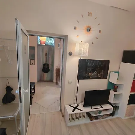 Artsy Entire House, Fully Equipped, 2 Rooms, 2 Beds, Parking, To Yourself! *