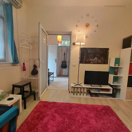 Artsy Entire House, Fully Equipped, 2 Rooms, 2 Beds, Parking, To Yourself! * 布加勒斯特