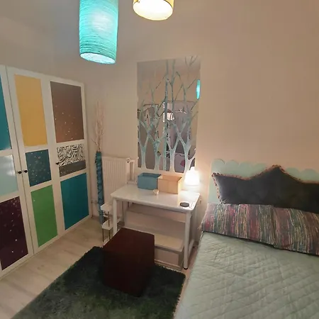 Artsy Entire House, Fully Equipped, 2 Rooms, 2 Beds, Parking, To Yourself! Bükreş