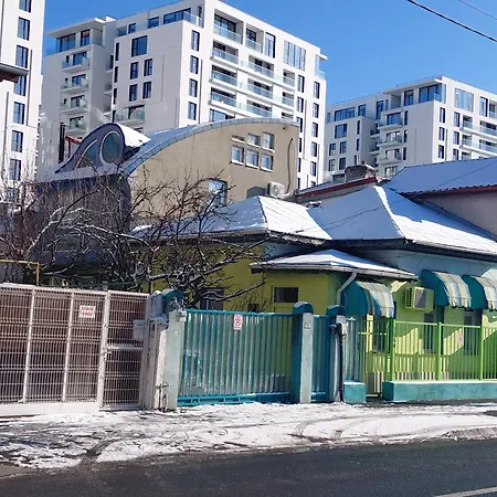 Artsy Entire House, Fully Equipped, 2 Rooms, 2 Beds, Parking, To Yourself! Βουκουρέστι