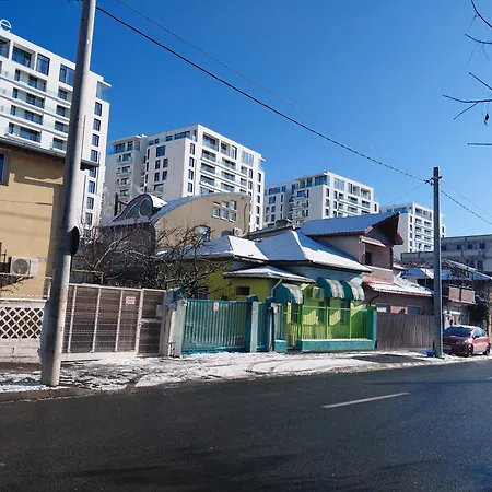 Artsy Entire House, Fully Equipped, 2 Rooms, 2 Beds, Parking, To Yourself! Будинок відпочинку *