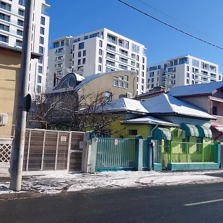 Artsy Entire House, Fully Equipped, 2 Rooms, 2 Beds, Parking, To Yourself! Σπίτι διακοπών *