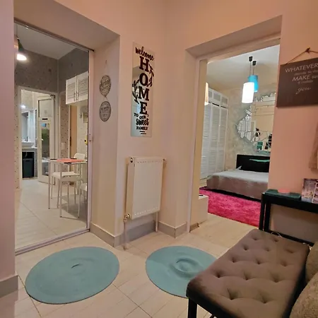 Nyaraló Artsy Entire House, Fully Equipped, 2 Rooms, 2 Beds, Parking, To Yourself! Bukarest