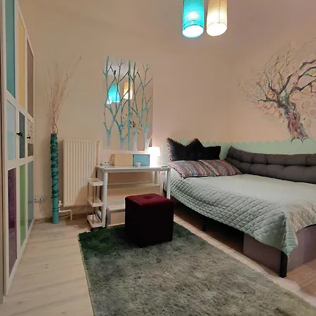 Artsy Entire House, Fully Equipped, 2 Rooms, 2 Beds, Parking, To Yourself! Bukarest