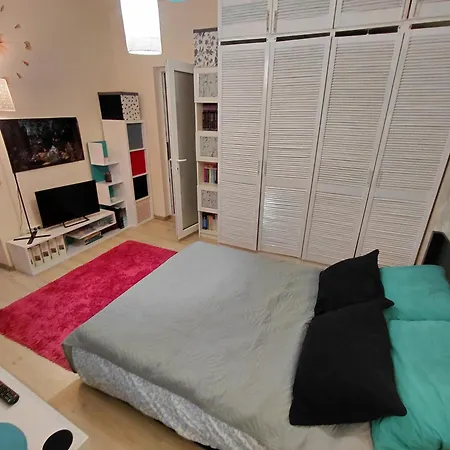 Artsy Entire House, Fully Equipped, 2 Rooms, 2 Beds, Parking, To Yourself! Nyaraló Bukarest