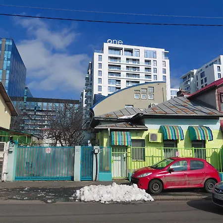 Artsy Entire House, Fully Equipped, 2 Rooms, 2 Beds, Parking, To Yourself! * Bukarest