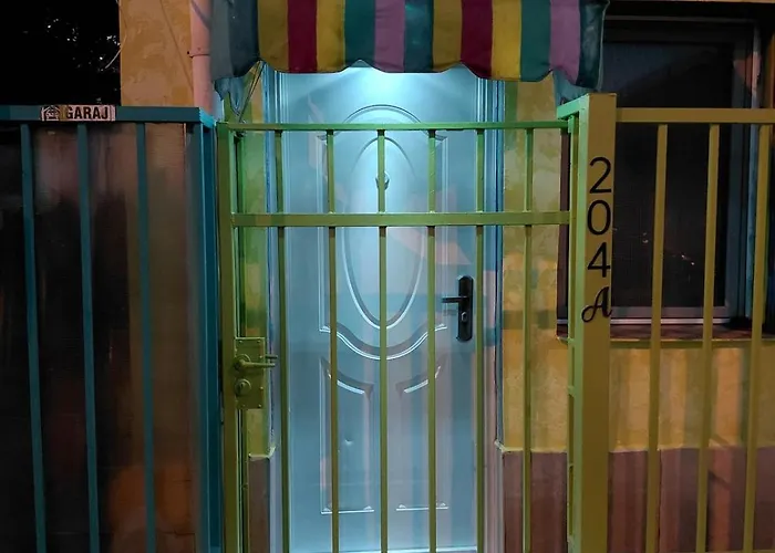 Artsy Entire House, Fully Equipped, 2 Rooms, 2 Beds, Parking, To Yourself!