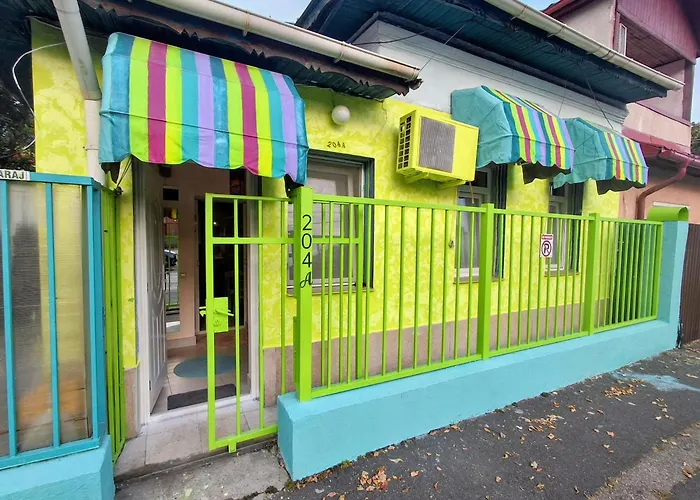 Будинок відпочинку Artsy Entire House, Fully Equipped, 2 Rooms, 2 Beds, Parking, To Yourself! Бухарест